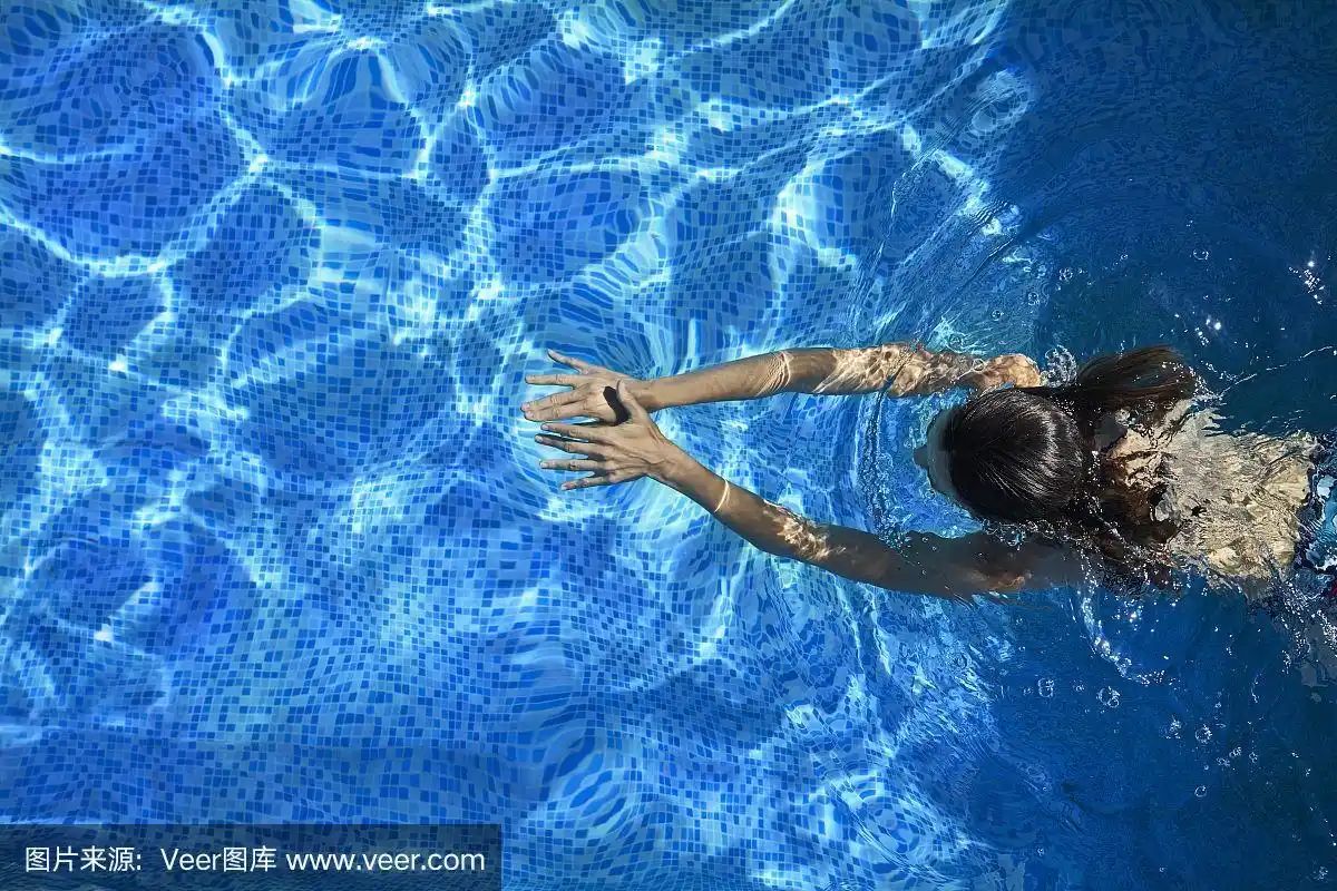 在游泳池里游泳的女人