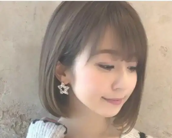 女生时尚露耳减龄短发发型图片