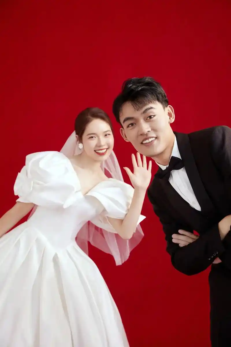 这组红色背景婚纱照直接甜进我的心巴了,红色本来是端庄大气的颜色