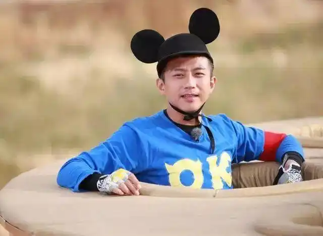 邓超"好声音"一展歌喉,四位导师齐转身,网友:是魔鬼呀!