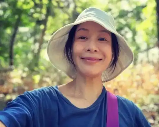 54岁刘若英逛菜市场,发型凌乱素面朝天无人识,直呼累到想骂人_生活