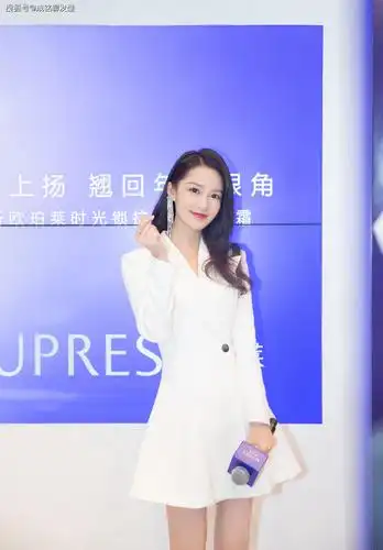 原创鸡腿姑娘李沁复工白色条纹西装牛仔衣叠穿演女军医好飒爽