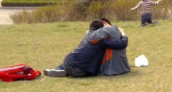 学生高调接吻无惧场合