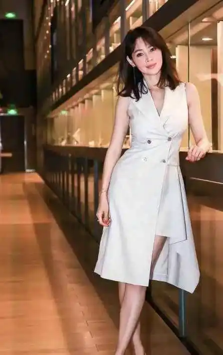 于明加天生贵妇范,穿高开叉旗袍显妩媚,身后镂空罕见"蝴蝶背"_设计