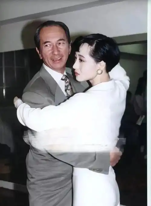 李连杰晒和利智的合照,对镜微笑秀恩爱,利智沧桑现状引人深思