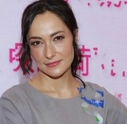 吴彦祖携妻女回国,45岁妻子素颜显老态,10岁女儿眉眼英气像爸爸