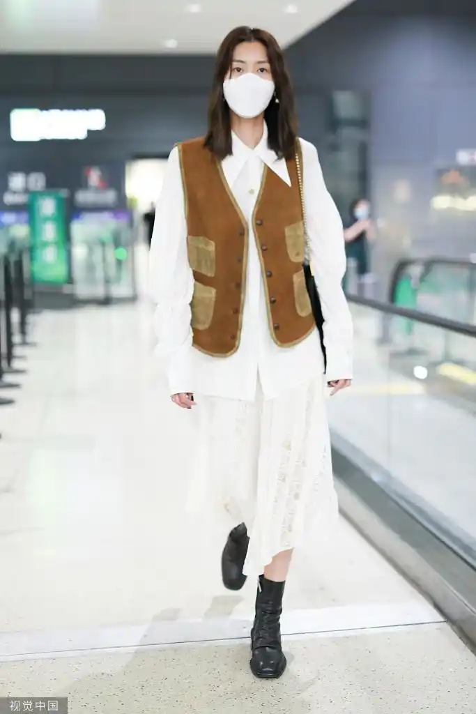 组图:刘雯穿牛仔马甲配白纱裙温柔酷飒 和粉丝打招呼亲和力满分