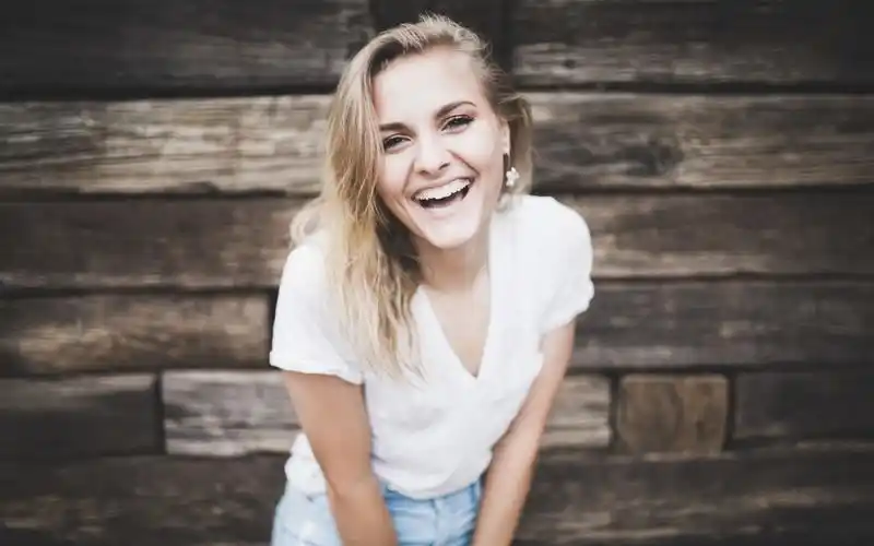 快乐的女孩,金发女郎,微笑 iphone 壁纸