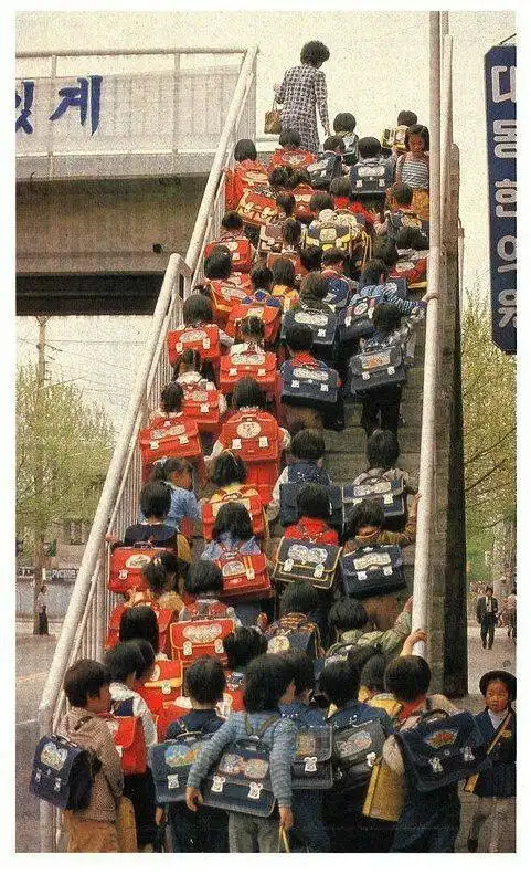 80年代韩国街头的小学生