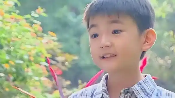 《家有儿女》中的角色"夏雪"由杨紫饰演,《唐山大地震》中的角色"登登