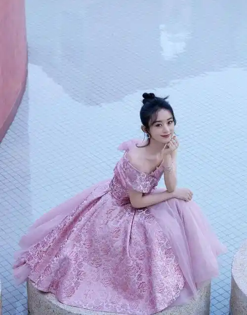 我们看到这一次赵丽颖的造型,非常的独特,一身淡紫色的公主礼服长裙