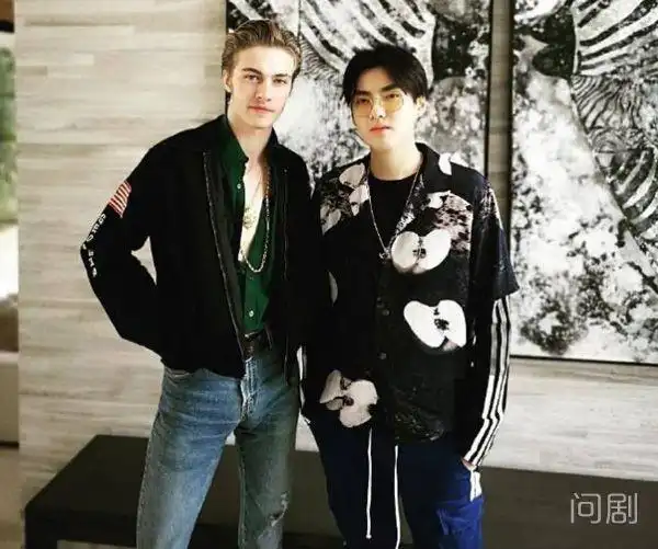 吴亦凡"发福"了,跟林俊杰合影,脸部"臃肿",造型随意