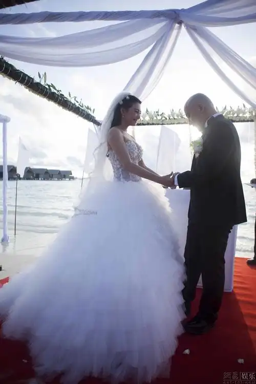 张雨绮曝搞笑婚纱照 戴墨镜穿婚纱