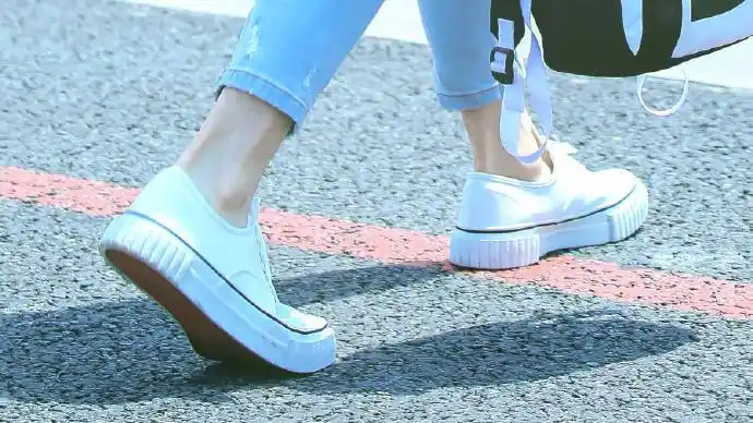 品一品白敬亭的脚踝纤瘦精致不乏矫健有力