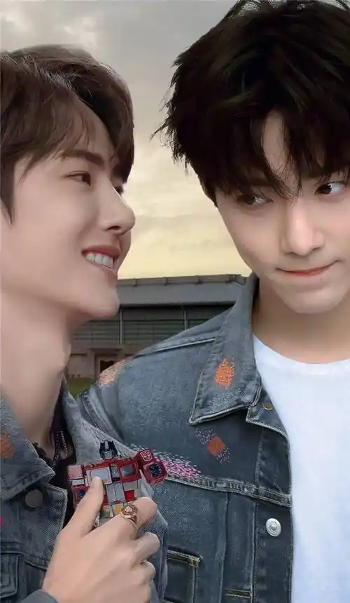 原创肖战与王一博的关系不简单在生活中很常见在娱乐圈里更加常见