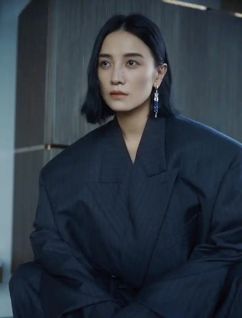 宋佳短发红毯造型:自由宁静,利落飒爽