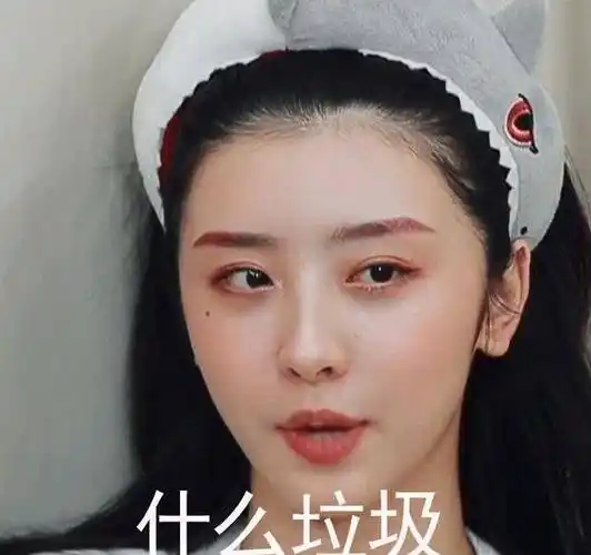 青春有你2赵小棠评价段小薇引热议,网友:语言委婉但表情到位!