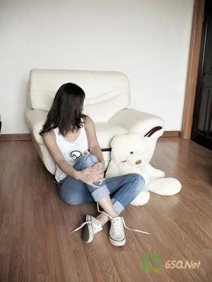 光脚穿帆布鞋的快乐女生