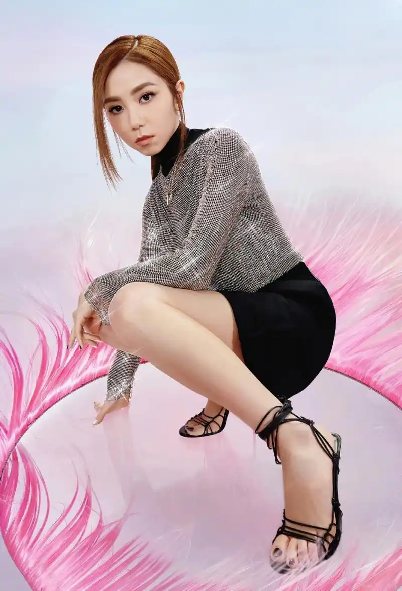 邓紫棋  玉足穿细跟凉鞋迷人02