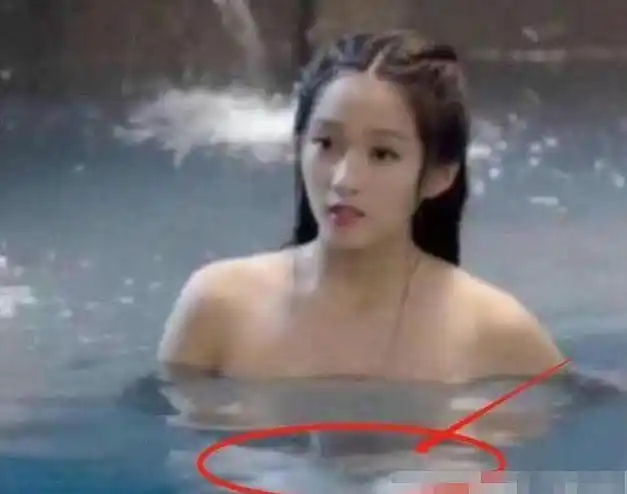 最尴尬的影视剧穿帮镜头,关晓彤没避开"咸猪手",鹿晗怒了!