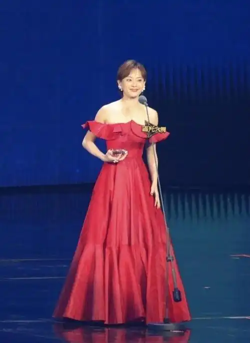 孙俪这身材是二胎妈穿抹胸裙身材依旧完美看着就有高级感