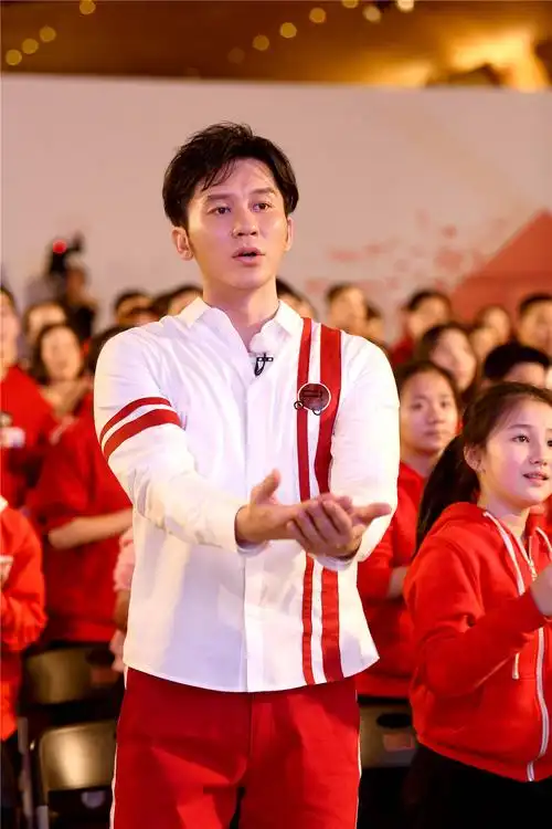 宣布分手的李晨奔跑继续,今晚《奔跑吧》带队进行600人合唱battle!