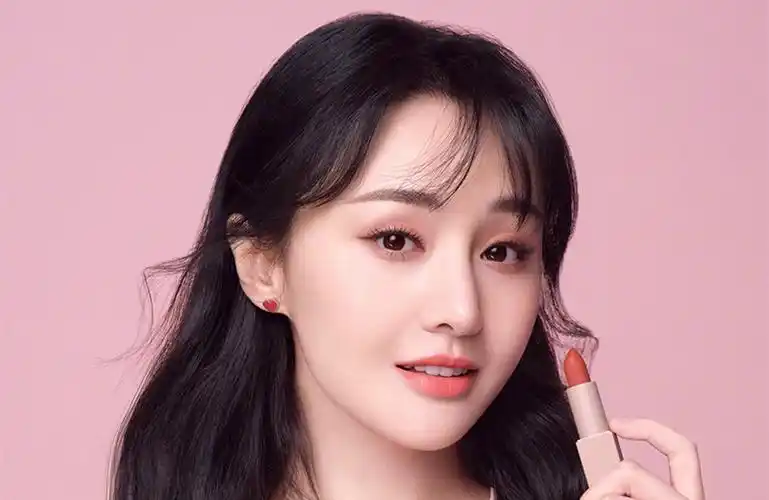 在这款彩妆的代言广告中,大家看到了一身少女打扮的郑爽,不仅粉粉嫩嫩