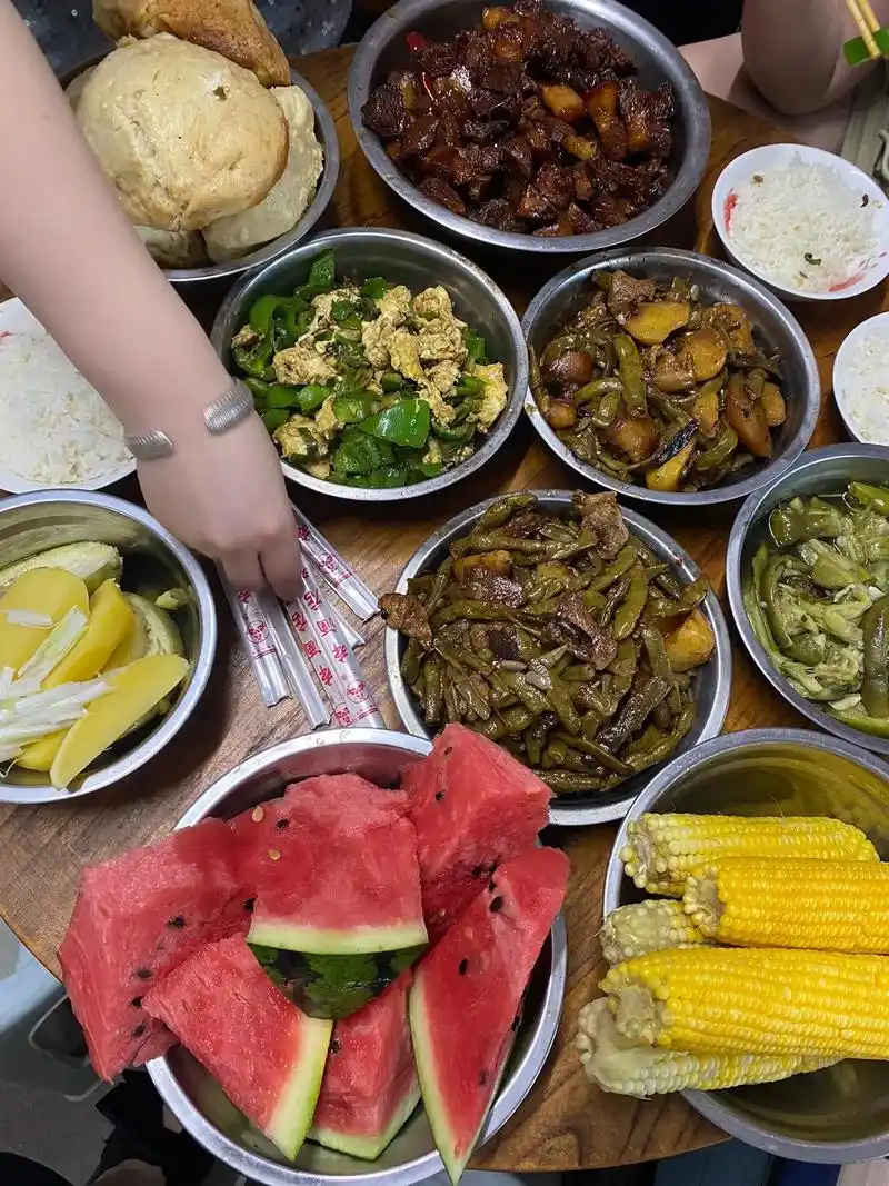 分享一下,东北辽宁农村的日常晚饭,在我们这几乎就不用盘子,不 - 抖音