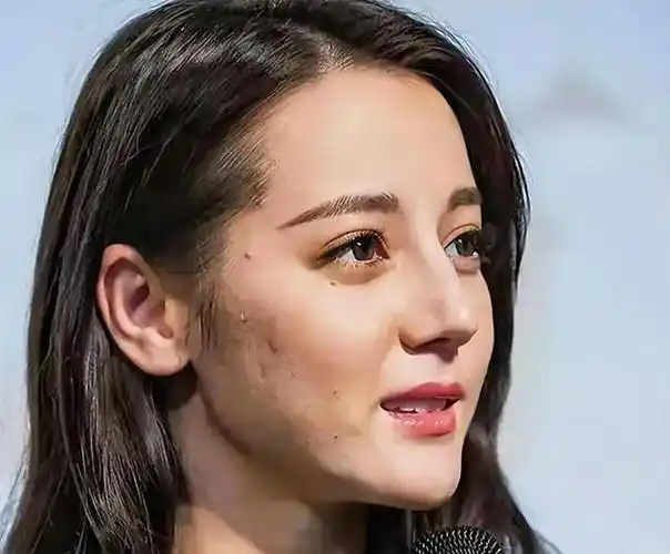 近日却有大批女星未修原档生图爆出,原来靠脸吃饭的明星,未被精修前也