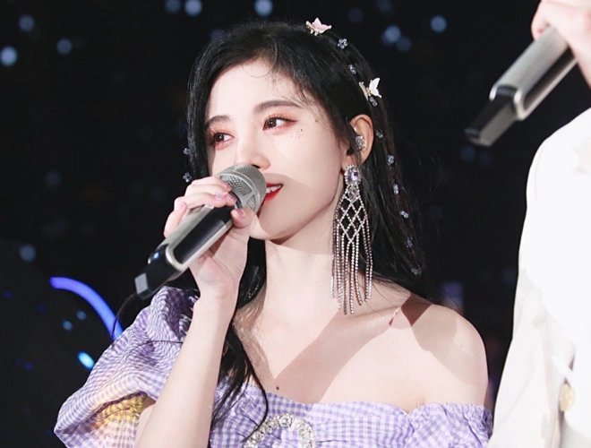 张翰和鞠婧祎相拥演技被赞,"手势"暴露单身习惯,过于真实