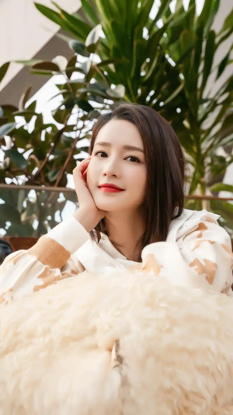 李沁写真美图:妍姿俏丽,丽质天成