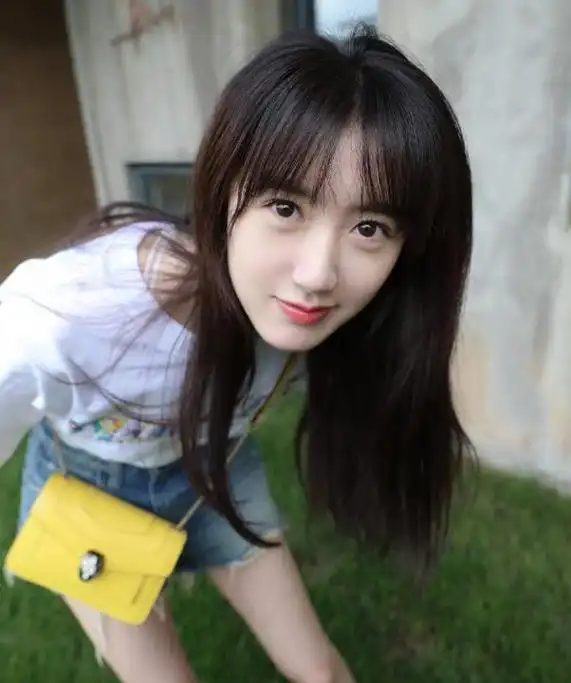 袁冰妍:迷人大眼睛和时尚造型 袁冰妍以其靓丽的外貌和独特的时尚造型