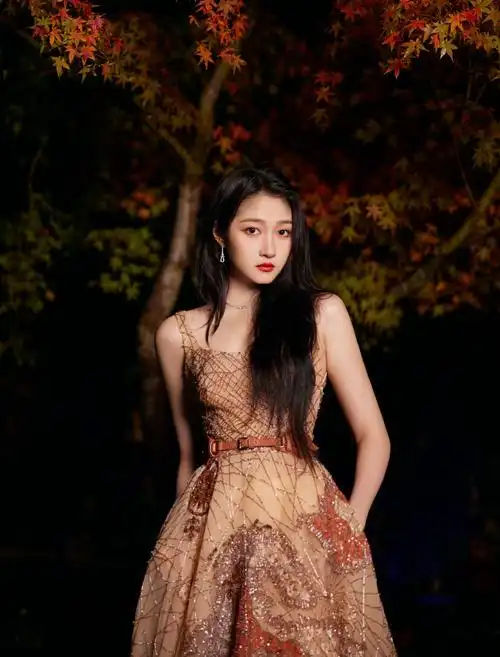 关晓彤红毯问今天头发和衣服是搭的吧