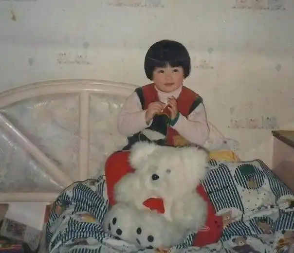 剧中樊胜美的扮演者蒋欣小时候便是大美人一个,十分有气质.