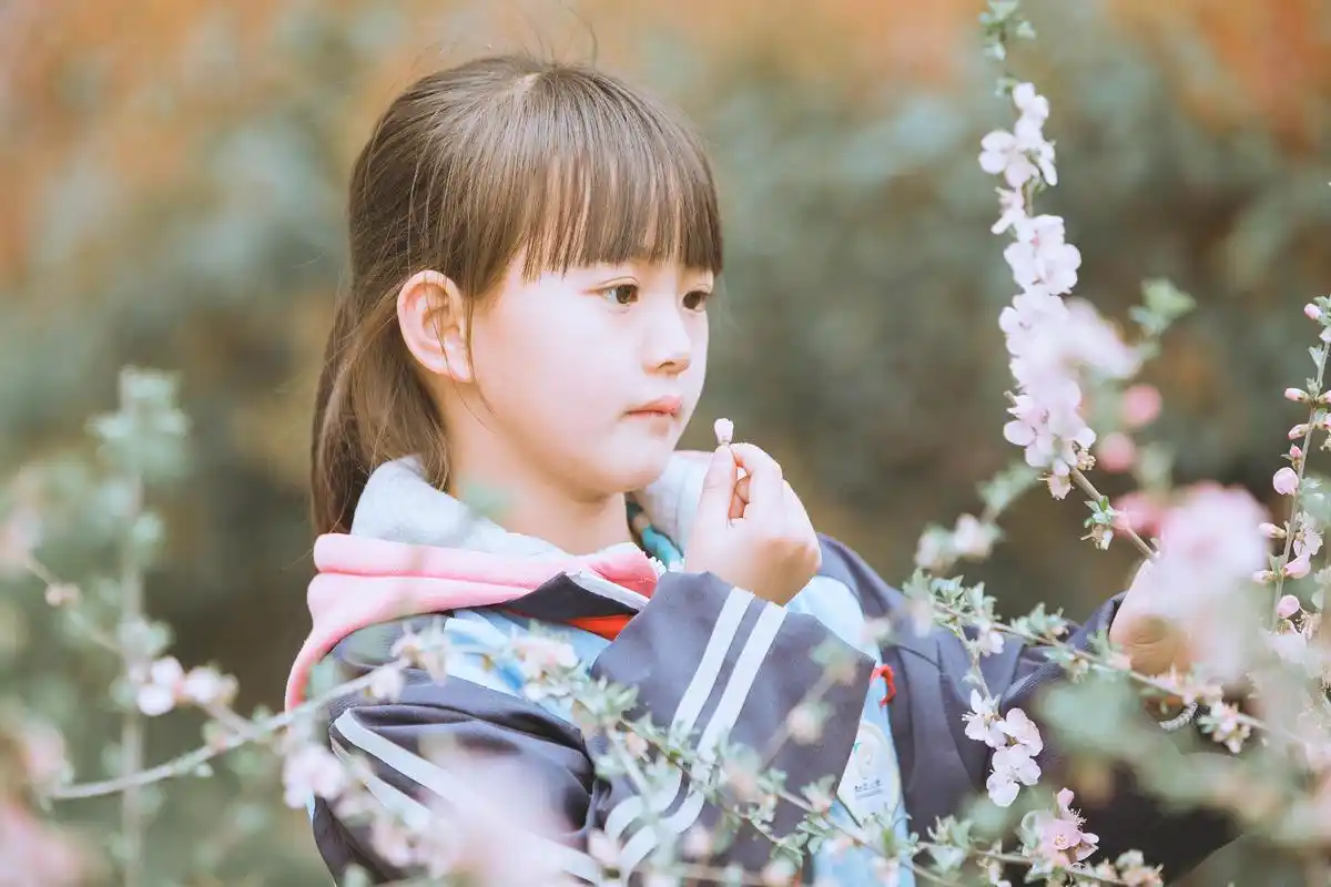 提着蛋糕去给妈妈过生日,看了一眼衣架上的大衣,我摔门而出