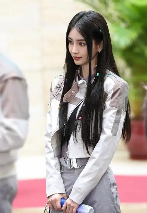 跟随时尚女神angelababy,get清新可爱的麻花辫披发造型