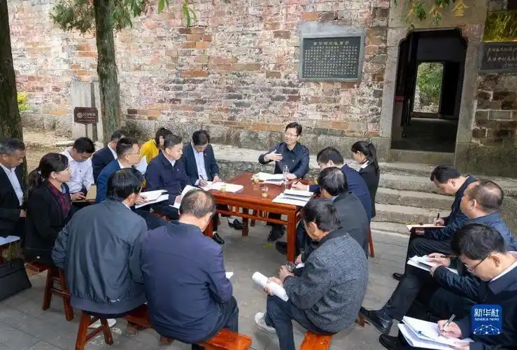 党的二十大代表,湖北黄石市委书记郄英才在湖北省大冶市殷祖镇南山村