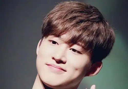 头发自然卷适合什么发型男生自然卷烫出来才更有型