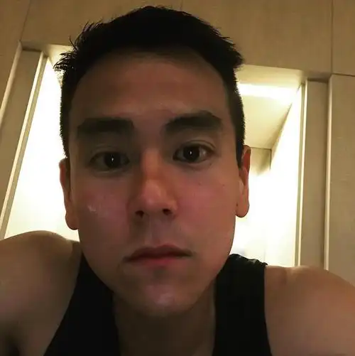 彭于晏又来鼻孔视角自拍还和别人比跳远结果尴尬了