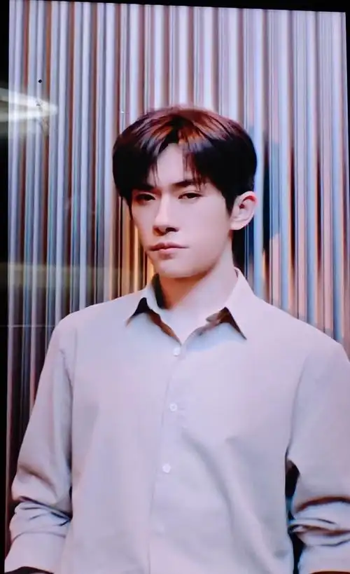 代言的"珀莱雅"广告.在电梯里看到的