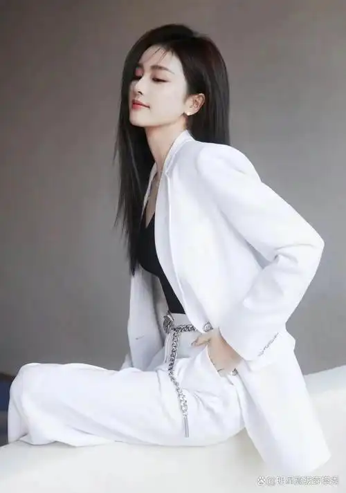 今天我们来聊聊时下女明星们的西装套装穿搭技巧.