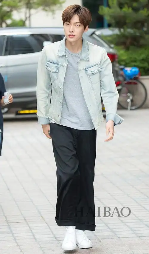 明星是怎么搭配的?韩国男明星初夏街拍很清爽