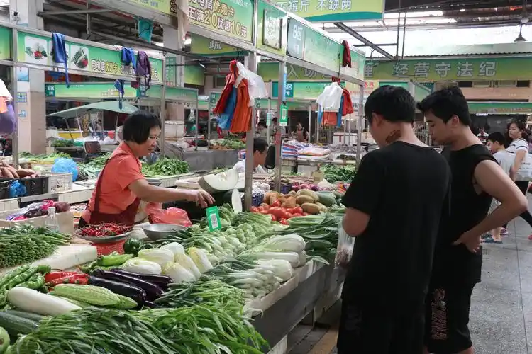 到处都是一派购销两旺的场景,而针对节日人流量增多,农贸市场方面也