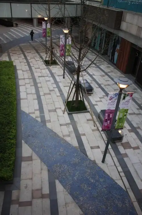 站在上层看底下的铺装,依旧延续了外围商业街的样式.