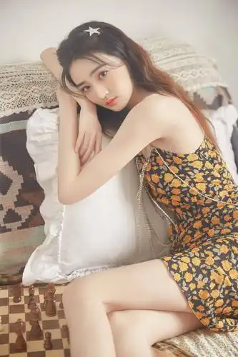 徐璐穿碎花裙肩颈线条迷人 笑容甜美宛如校园初恋