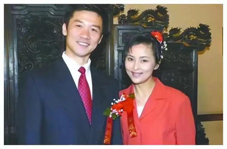 回顾演员黄志忠跟前妻风雨同舟13年离婚后至今单身