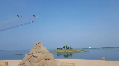 荆门首届沙雕艺术节在漳河阳光沙滩举行