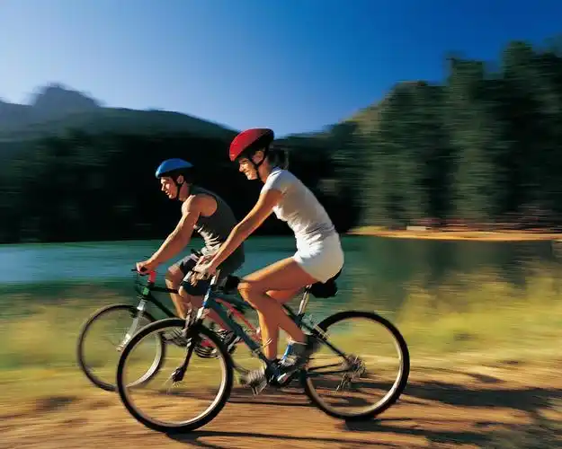 描述: 情侣户外骑行-2016运动高清壁纸 当前壁纸尺寸: 1280 x 1024