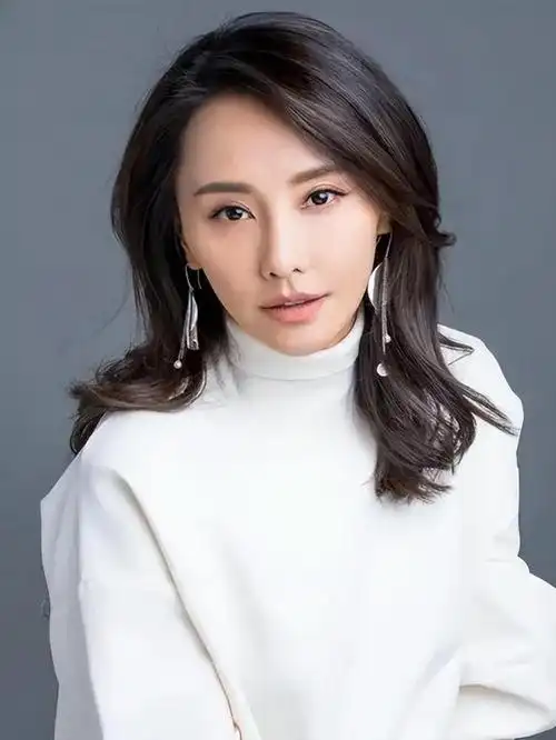 回顾她是演员也是歌手,被富养长大,因为父亲的一句话至今未婚