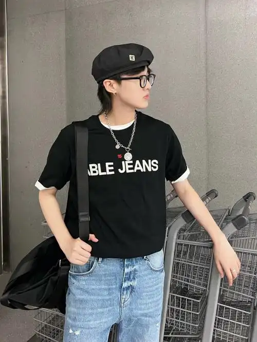 体重3131哈喽 大家好 我是几木7415简单的黑色短袖搭配白色